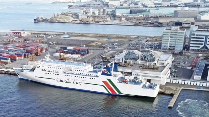 博多港に停泊中のカメリアライン