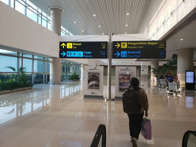 日本語併記の案内看板