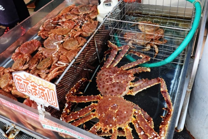 函館朝市　タラバガニと毛蟹