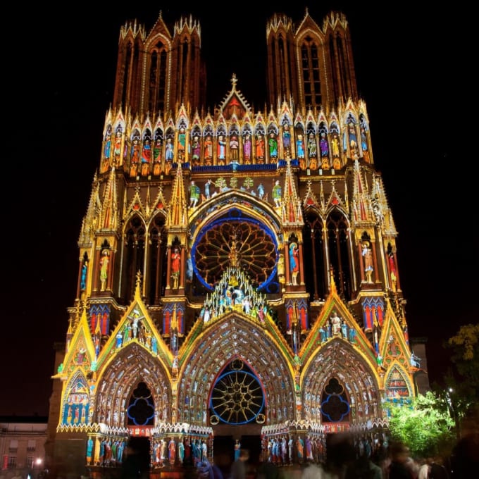 ランスのノートルダム大聖堂では、毎年7月～9月頃に光と音のショー「レガリア（Regalia）」