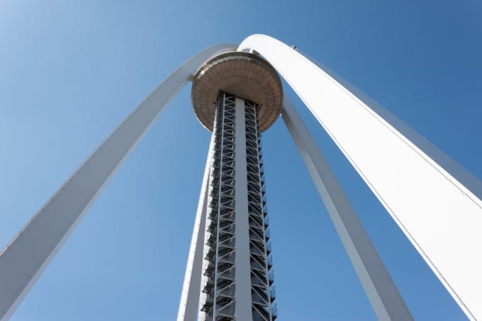 ツインアーチ138を下から眺める