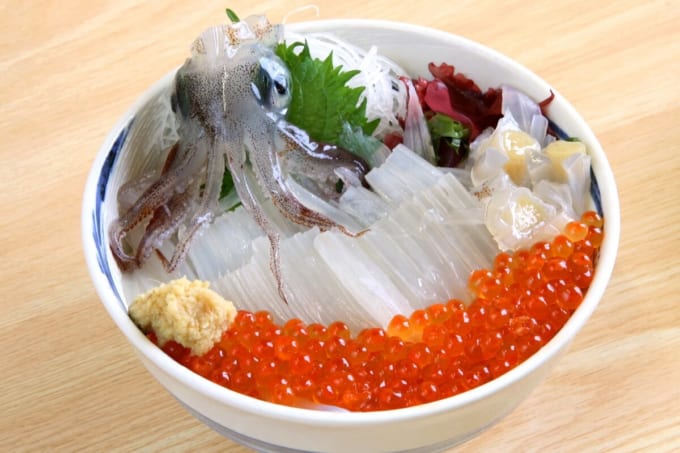 函館朝市　活イカ踊り丼