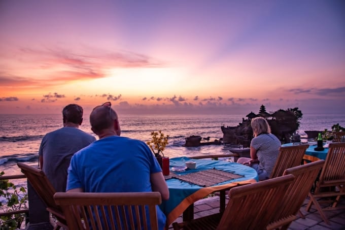 バリ島の夕日を楽しむ人々