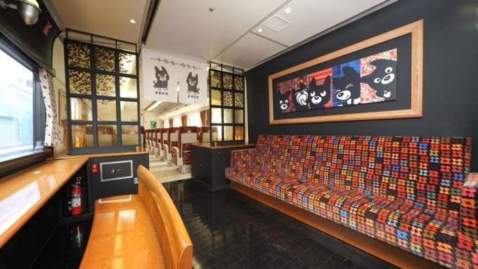 JR九州の観光列車「あそぼーい！」の車内