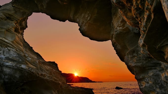 神奈川県三浦市の城ヶ島公園「馬の背洞門」から眺める日の出