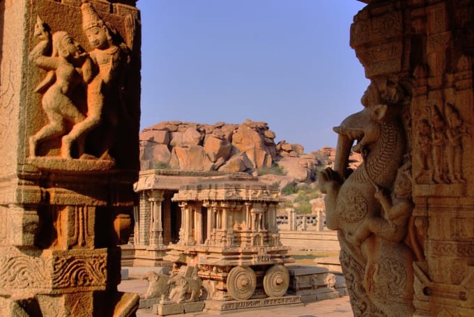 ハンピの遺跡群　ヴィッタラ寺院「石のチャリオット」（インド・ハンピ）