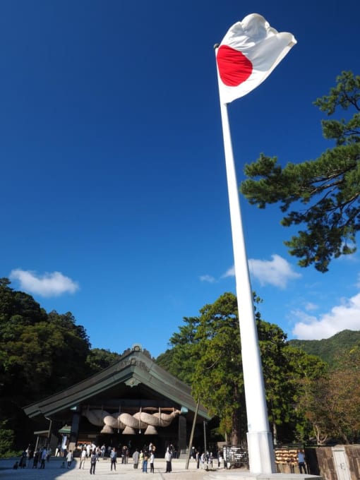 出雲大社神楽殿の日章旗（日の丸）