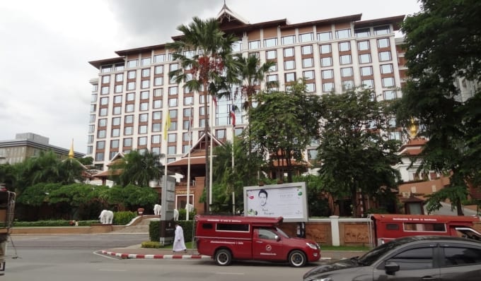 チェンマイの乗り合いバス赤い「ソンテオ」