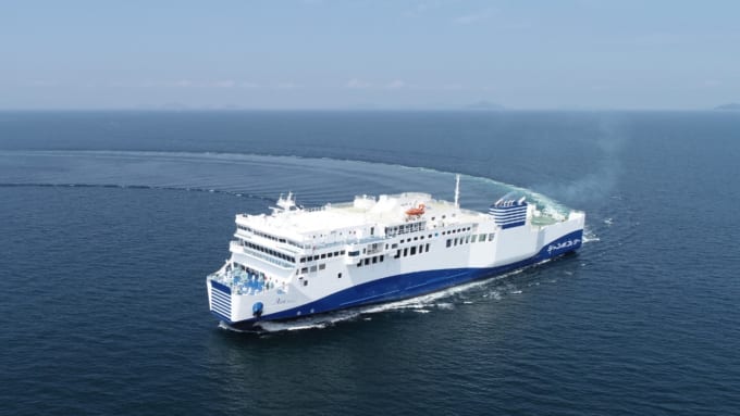 神戸港（兵庫県）と小豆島（坂手港）をむすぶジャンボフェリー