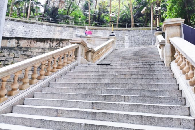 ダデルストリートの石段とガス灯（香港）