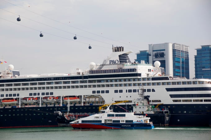 クルーズ船と高速船