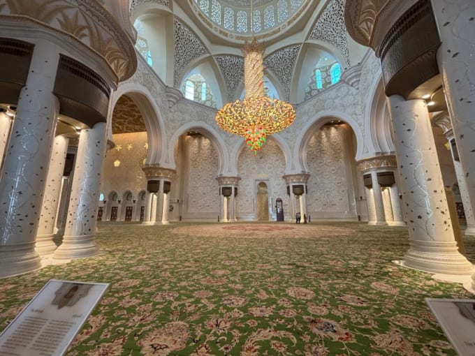 世界最大のペルシャ絨毯とシャンデリア（シェイク・ザイード・グランド・モスク）
