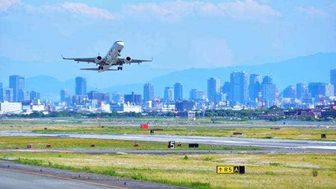 伊丹空港から飛び立つ飛行機