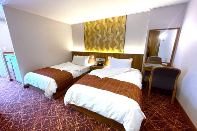 新日本海フェリー「けやき」の客室（スイートのベッド）