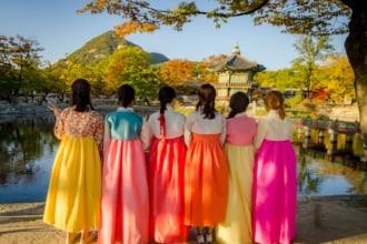 ソウルの庭園に並ぶ女性