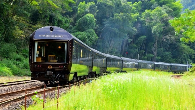 熊本県内を走行中の観光列車「ななつ星 in 九州」