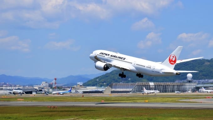 伊丹空港を離陸する飛行機