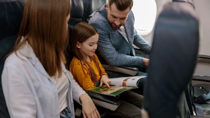 飛行機内の親子