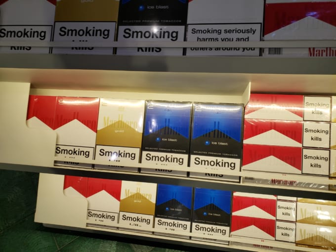 ジャンボパックもあるスカルノ・ハッタのタバコ