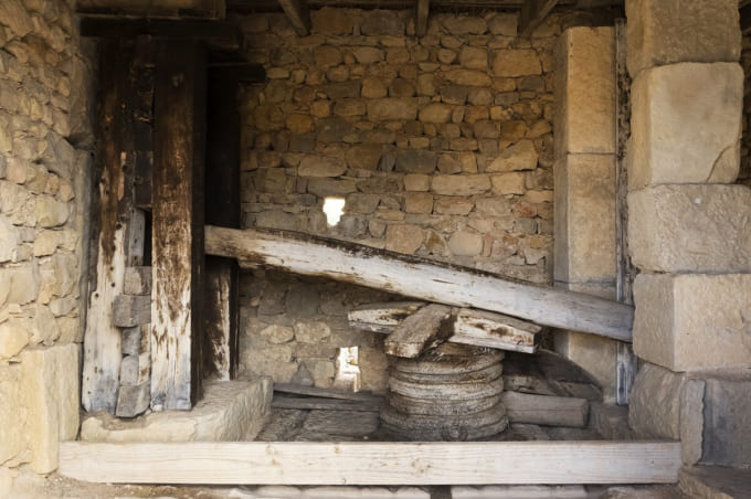 オリーブオイルの油絞り器（ヴォルビリスの古代遺跡）