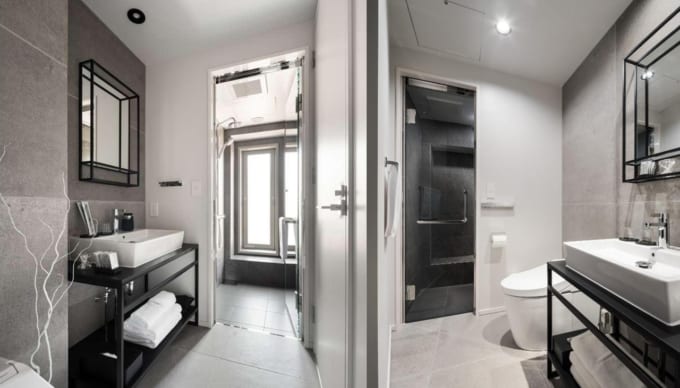 「BnA Alter Museum」客室の洗面台とシャワーブース