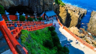 朱色と海色のコントラストが素敵な鵜戸神宮