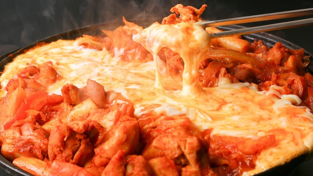 チーズと相性抜群なピリ辛の鶏肉と野菜が絶品！釜山西面のタッカルビ店