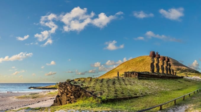 アナケナ・ビーチのモアイ像（イースター島）