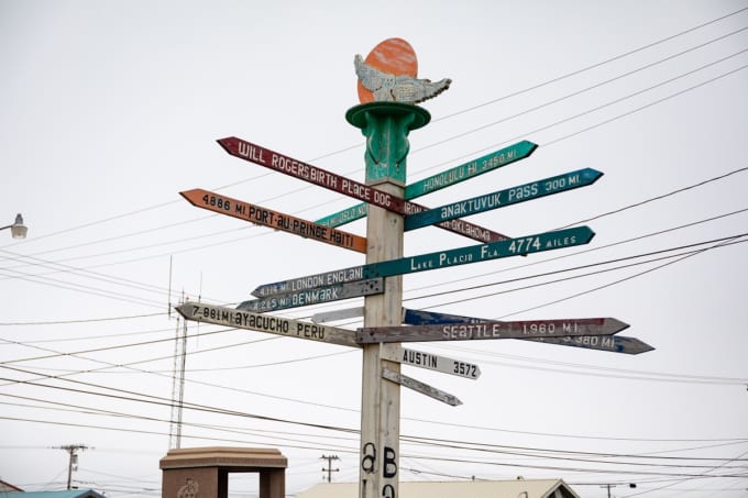 ウトキアグヴィクから各地までの距離標識