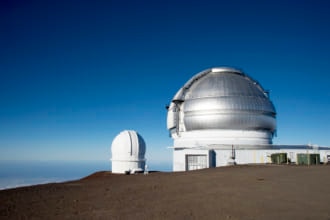 マウナケア山の天体望遠鏡