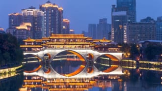 ライトアップされた安春橋（成都）