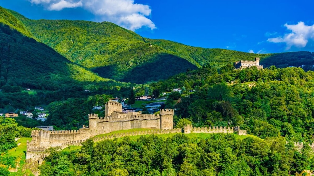 狙われ続けた世界遺産！ベリンツォーナ旧市街の3つの城と防壁・城壁群