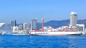 神戸港おｗ出港するジャンボフェリー