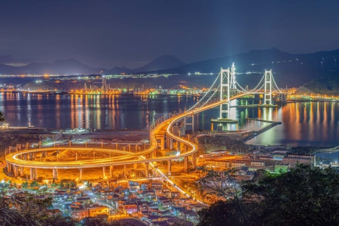 ライトアップが美しい白鳥大橋