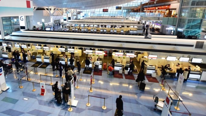 空港の航空会社カウンター