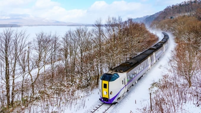 雪の中を走行するJR（特急北斗）