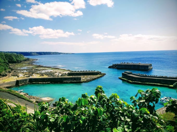 犬田布岬までの海