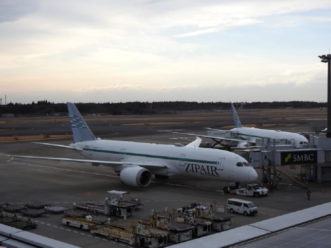 成田駐機中のZIPAIR機
