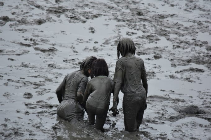 ガタリンピックで泥まみれの子どもたち