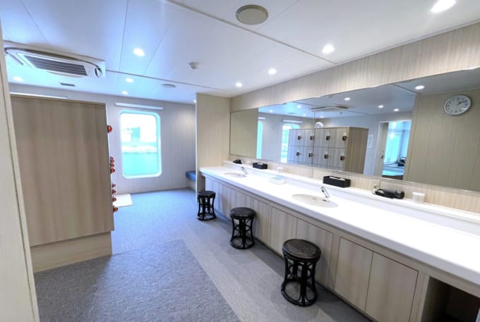 新日本海フェリー「けやき」大浴場の脱衣所　ロッカーと洗面台