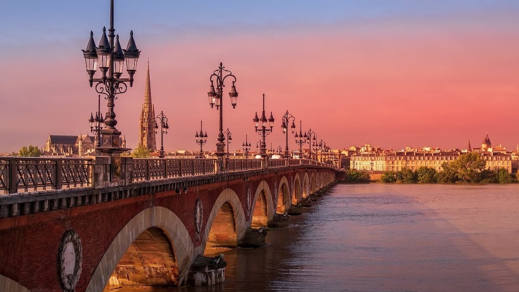 月の港ボルドー｜ガロンヌ川に広がる世界遺産、ボルドー・リューヌ港とは？