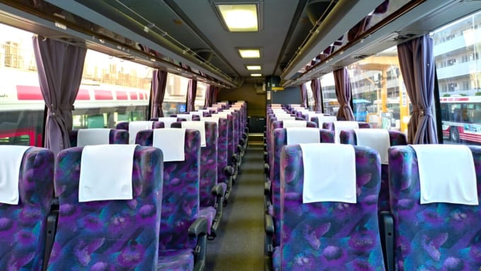 横浜・八景島シーパラダイス行きの関東バスの車内