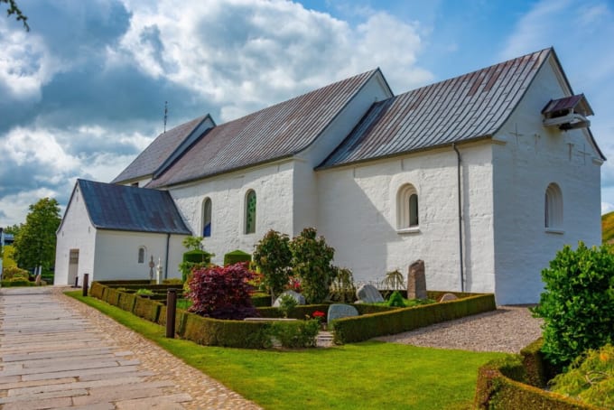 イェリング教会「イェリング墳墓群、ルーン文字石碑群と教会」