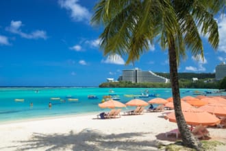 グアム島の海とパラソル