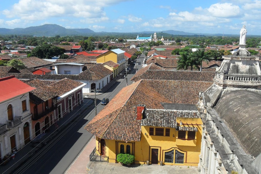 大自然に囲まれるカラフルな街々、ニカラグアの人気観光スポット5選。