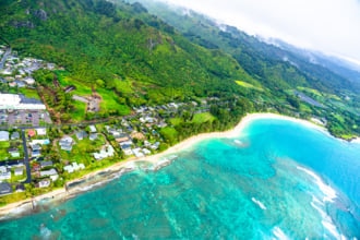 ハワイのオアフ島東部・郊外の街並みと海