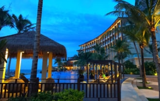 インフィニティプールとホテルの外観