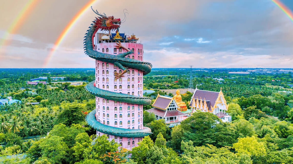 【タイ/ワットサムプラン】インパクト大！巨大な竜が巻き付く塔の全貌を紹介