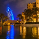 夜景のなか青く光るブルジュ・アル・アラブ