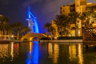 夜景のなか青く光るブルジュ・アル・アラブ